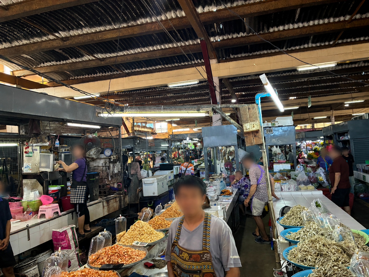 Phuket City Public Marketの内部。乾物や魚介類が並ぶ地元の生活市場