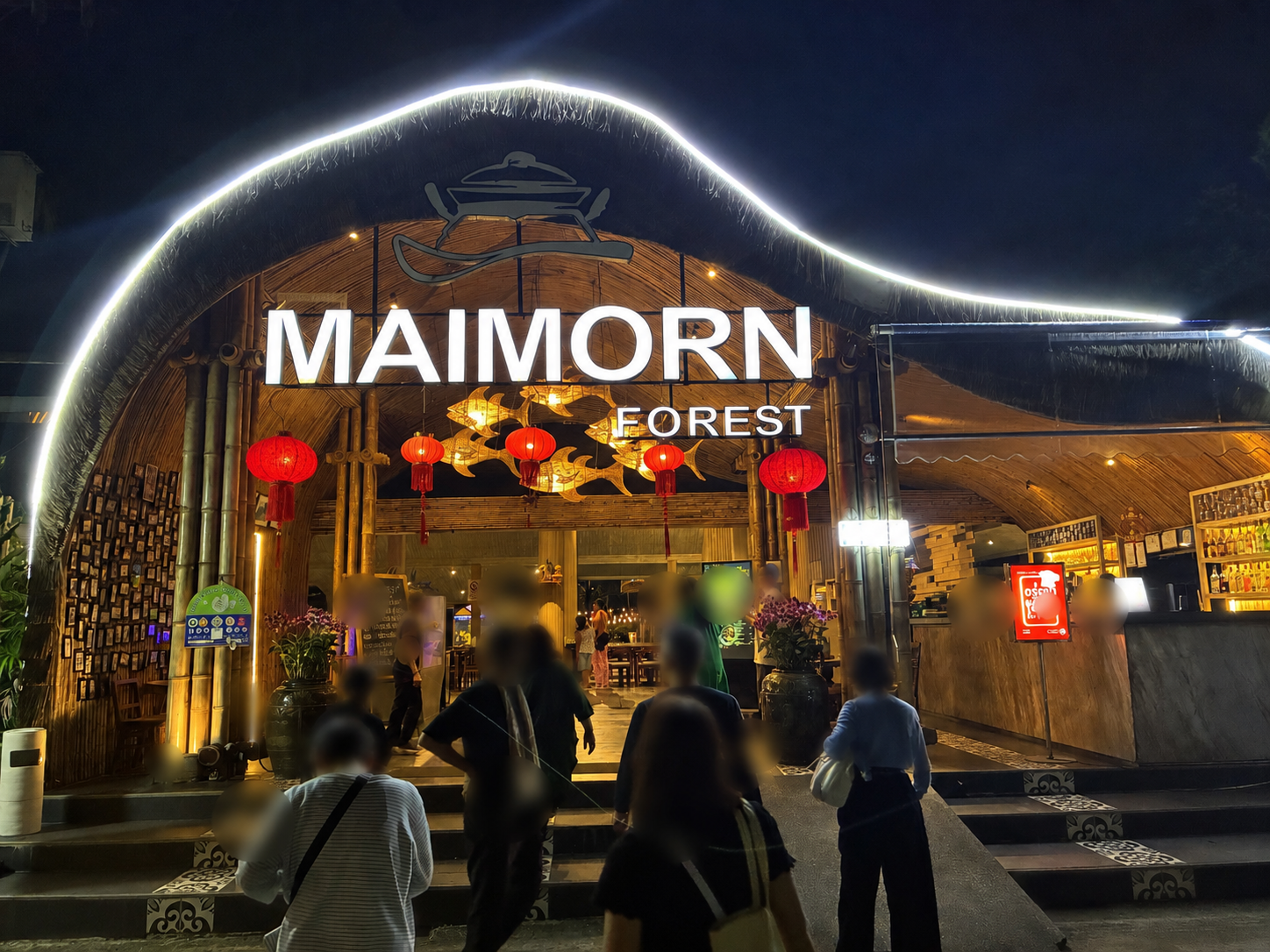 MAIMORN FORESTレストランの夜の外観。建物がライトアップされている
