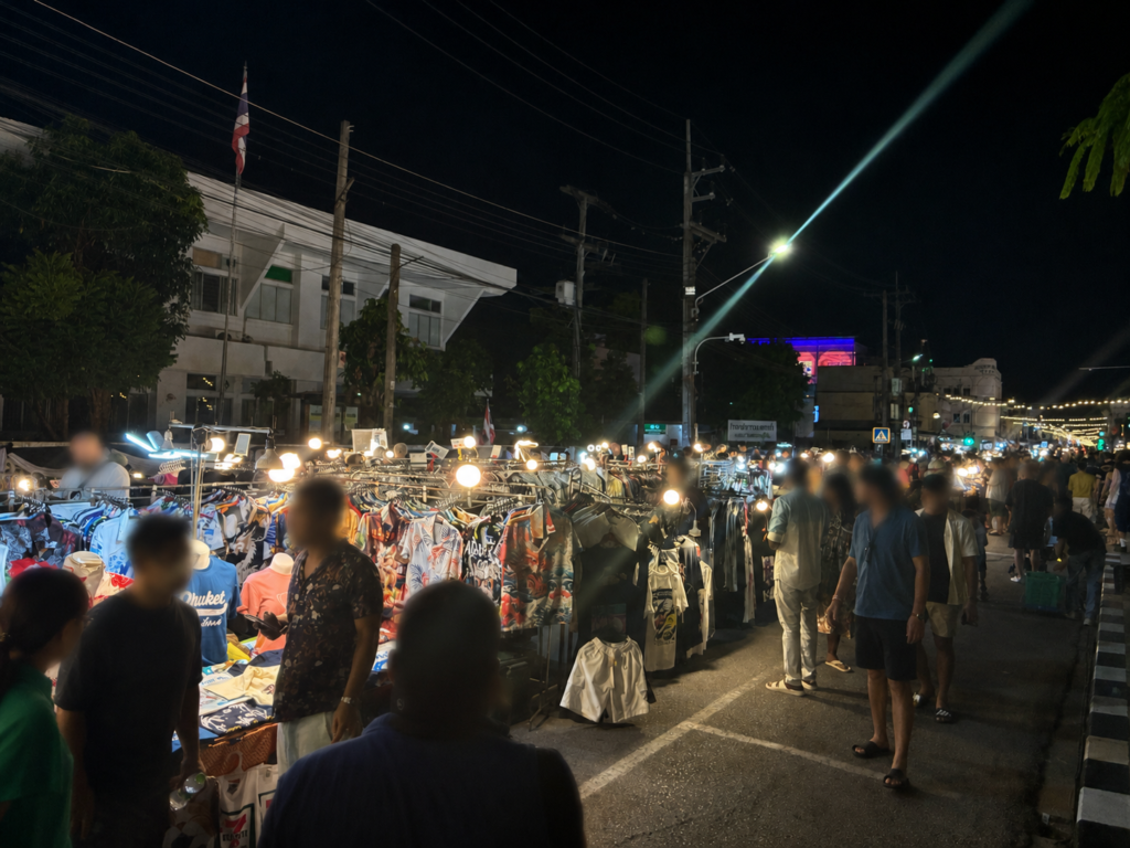 プーケットのサンデーマーケット。夜の屋台と人混み