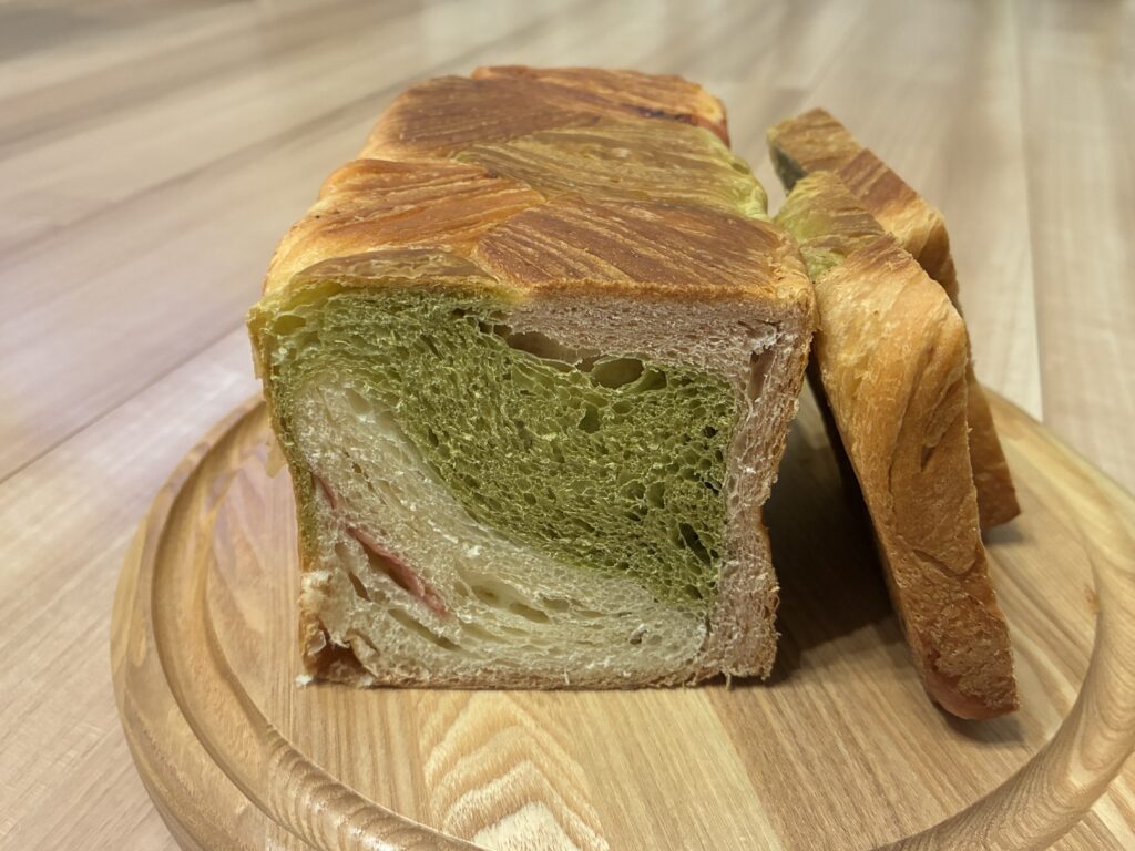 GRAND MARBLEのマーブル食パンの断面。抹茶のマーブル模様が鮮やか
