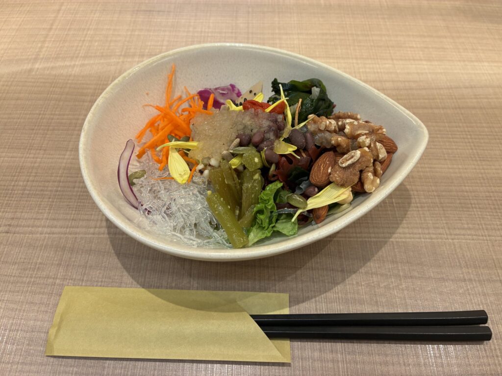 10ZENのサラダバー。アーモンド・クルミ・春雨・クコの実・食用菊が盛り付けられた一皿
