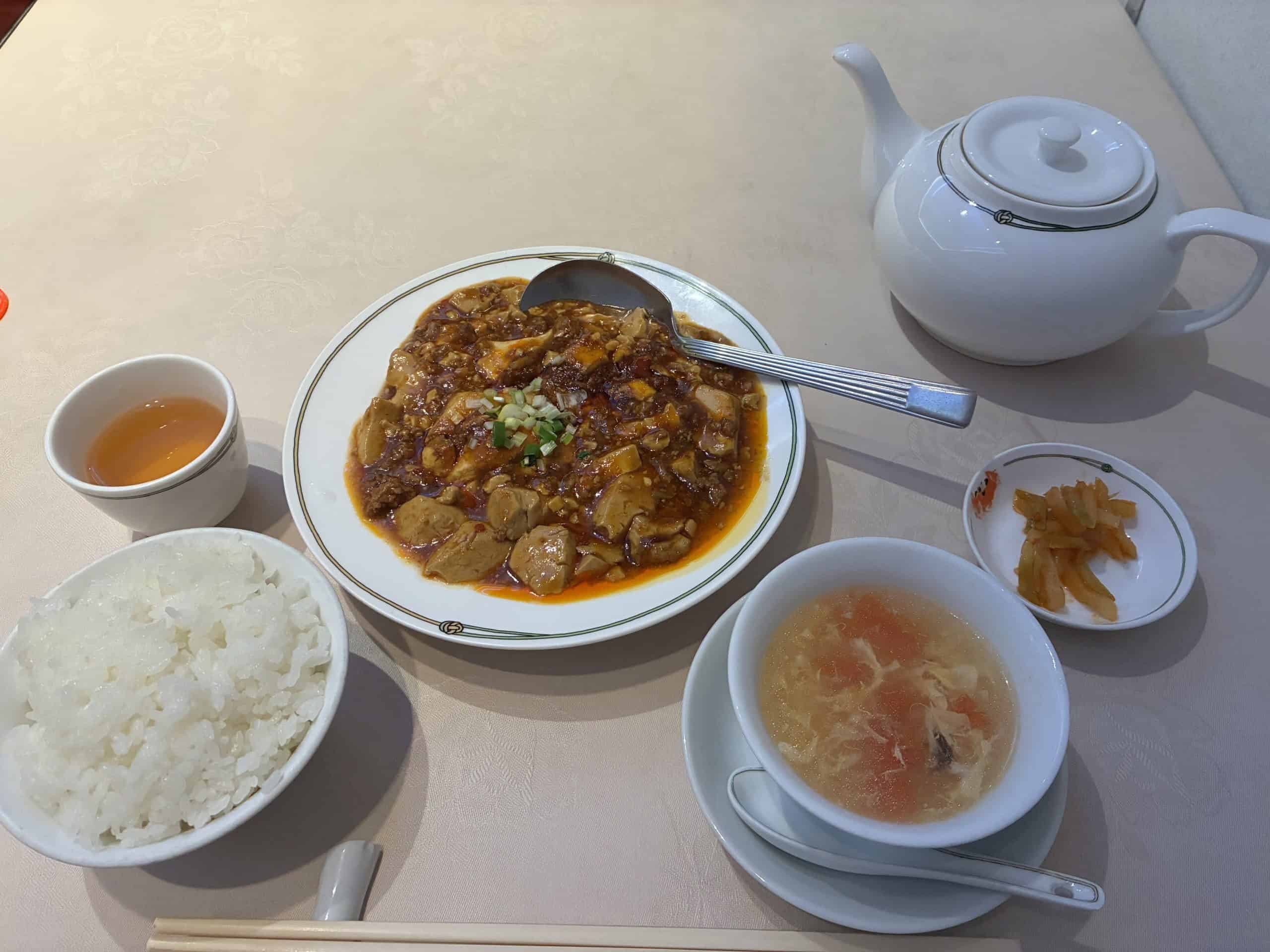 麻婆豆腐定食全体（ご飯・スープ・ザーサイ）