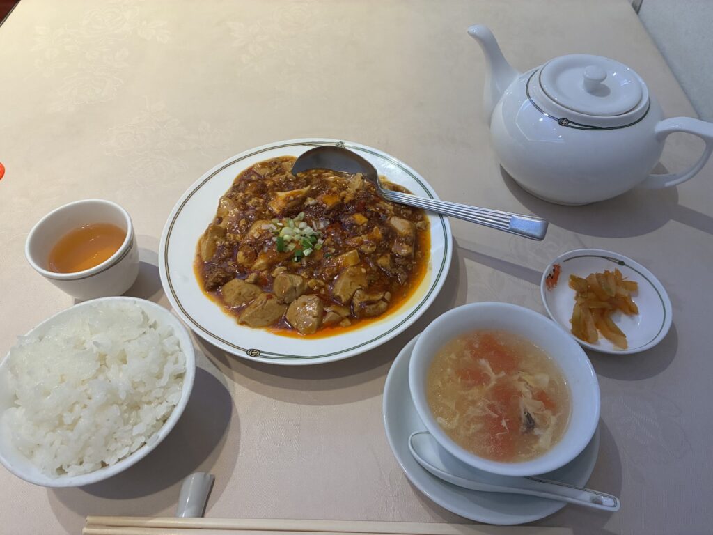 麻婆豆腐定食全体(ご飯・スープ・ザーサイ)