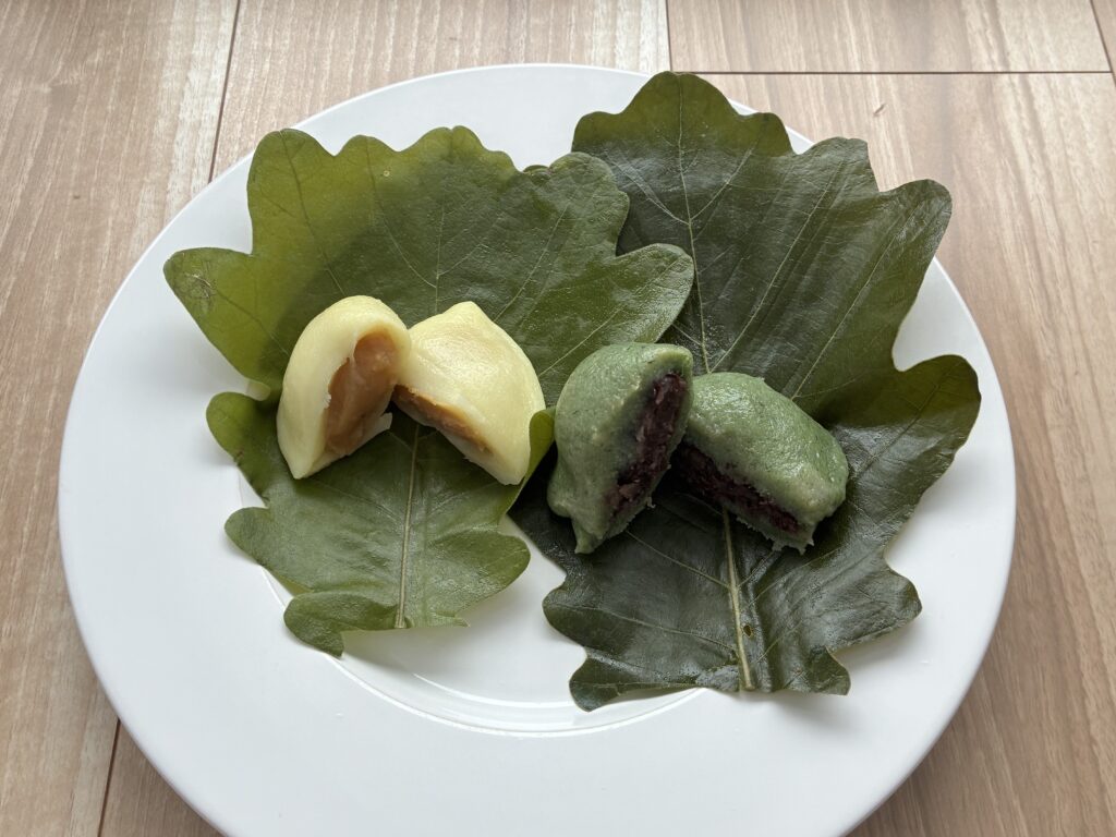 2種の柏餅の断面。白い柏餅の味噌あんとよもぎ柏餅の粒あん