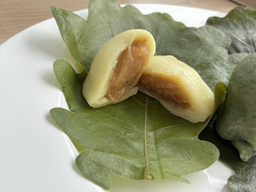 文銭堂本舗の白い柏餅(味噌あん)断面のアップ