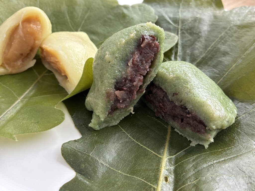 よもぎ柏餅(粒あん)断面のアップ。つぶつぶの粒あんが詰まっている