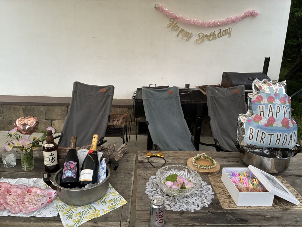 Happy Birthdayの飾理。お花やシャンパンが並ぶテーブル