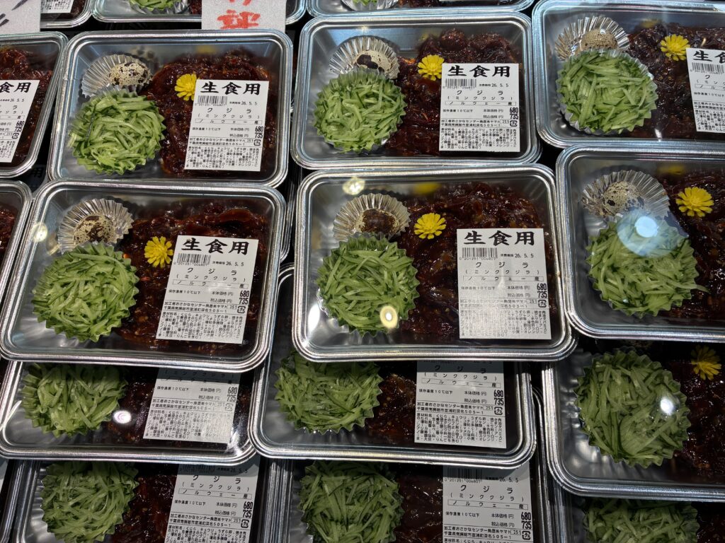 道の駅の売り場に並ぶ鯨肉