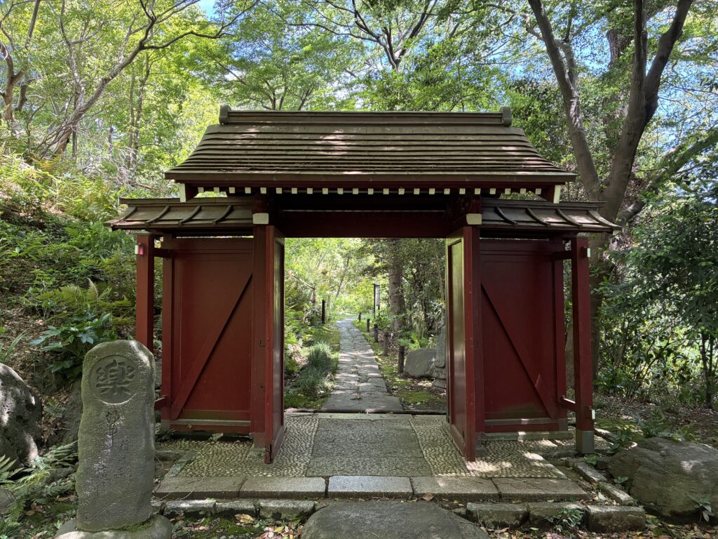 五島美術館の庭園内にある赤門