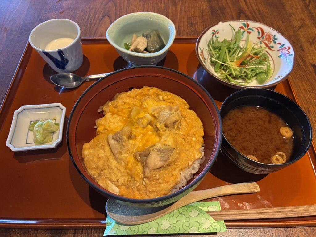 おもてなしとりよしで提供された親子丼定食