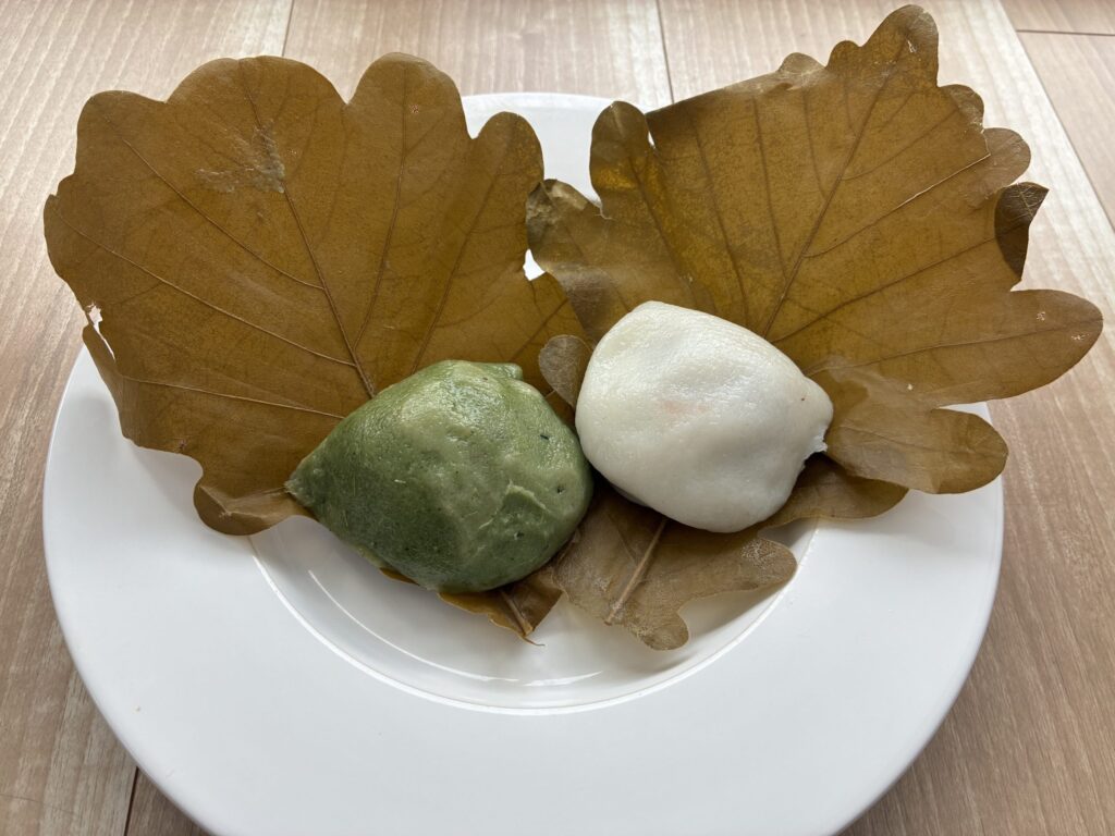 柏の葉に包まれたこしあんと粒あんの柏餅2つ