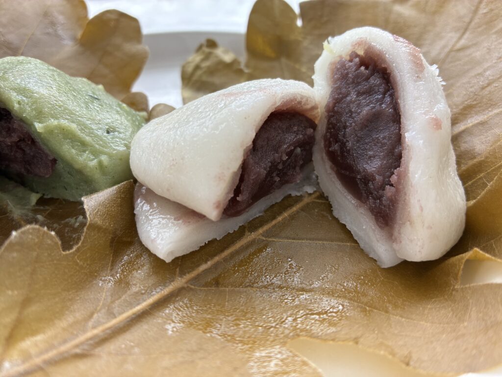割ったこしあんの柏餅。白い餅とこしあん