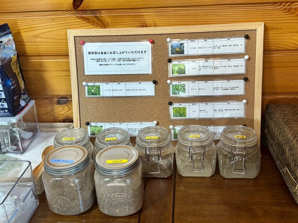 自由に飲めるハーブティーの瓶が並ぶコーナーと案内ボード