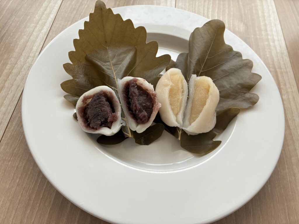 玉川屋 惣八の柏餅断面・こしあんとみそあんの2種