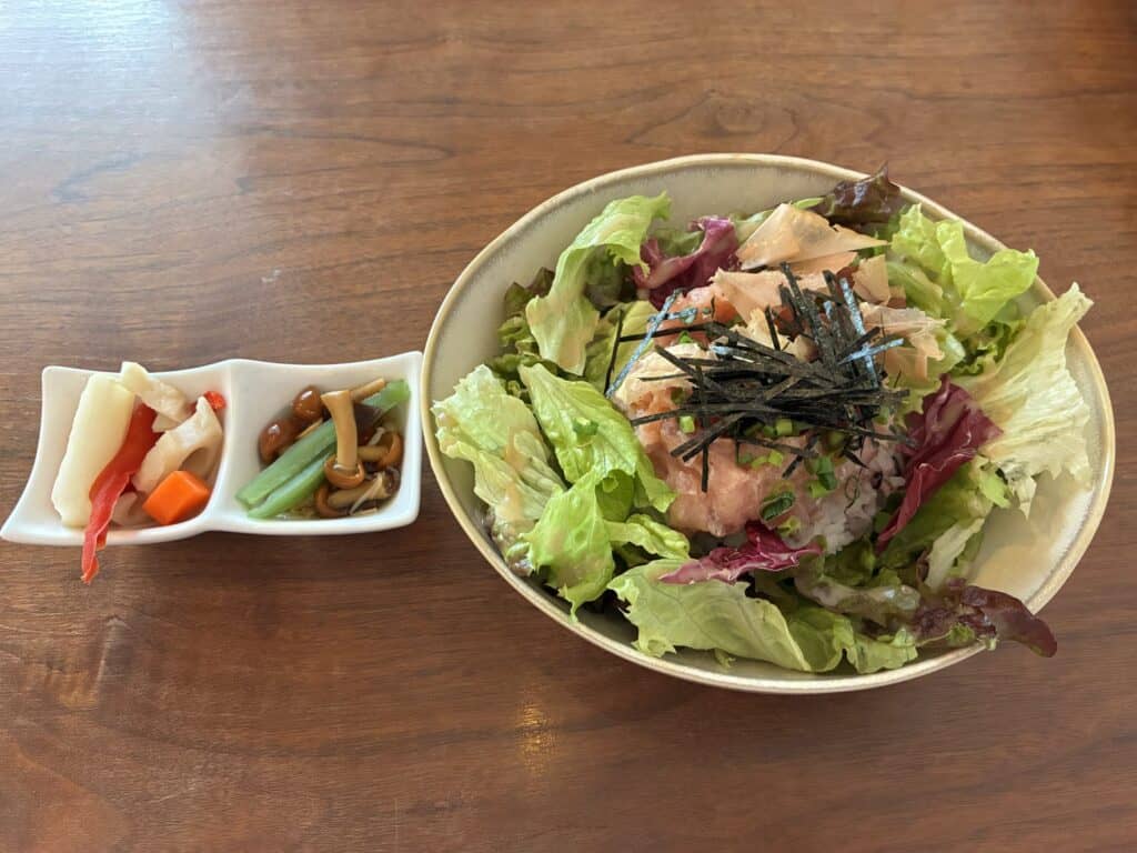レタスが山盛りのねぎとろとうずらの卵の和風丼と小鉢