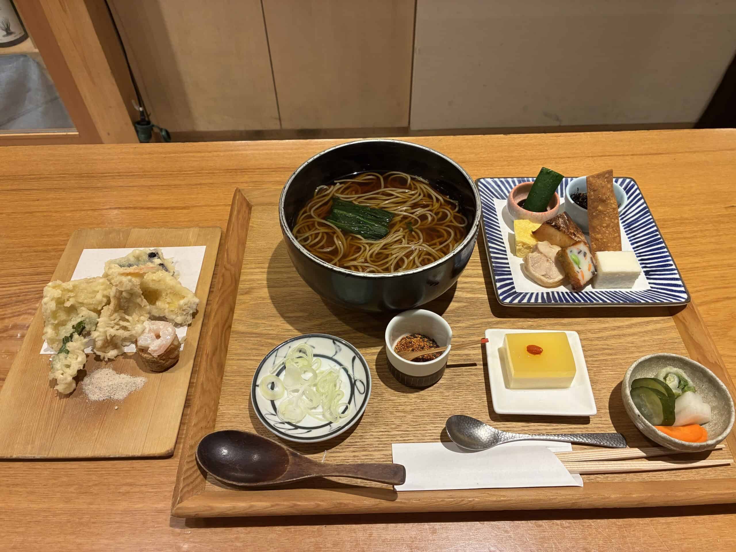 砥喜和ののどぐろ天ぷら御膳(2,800円)。温かいそばと天ぷらのセット