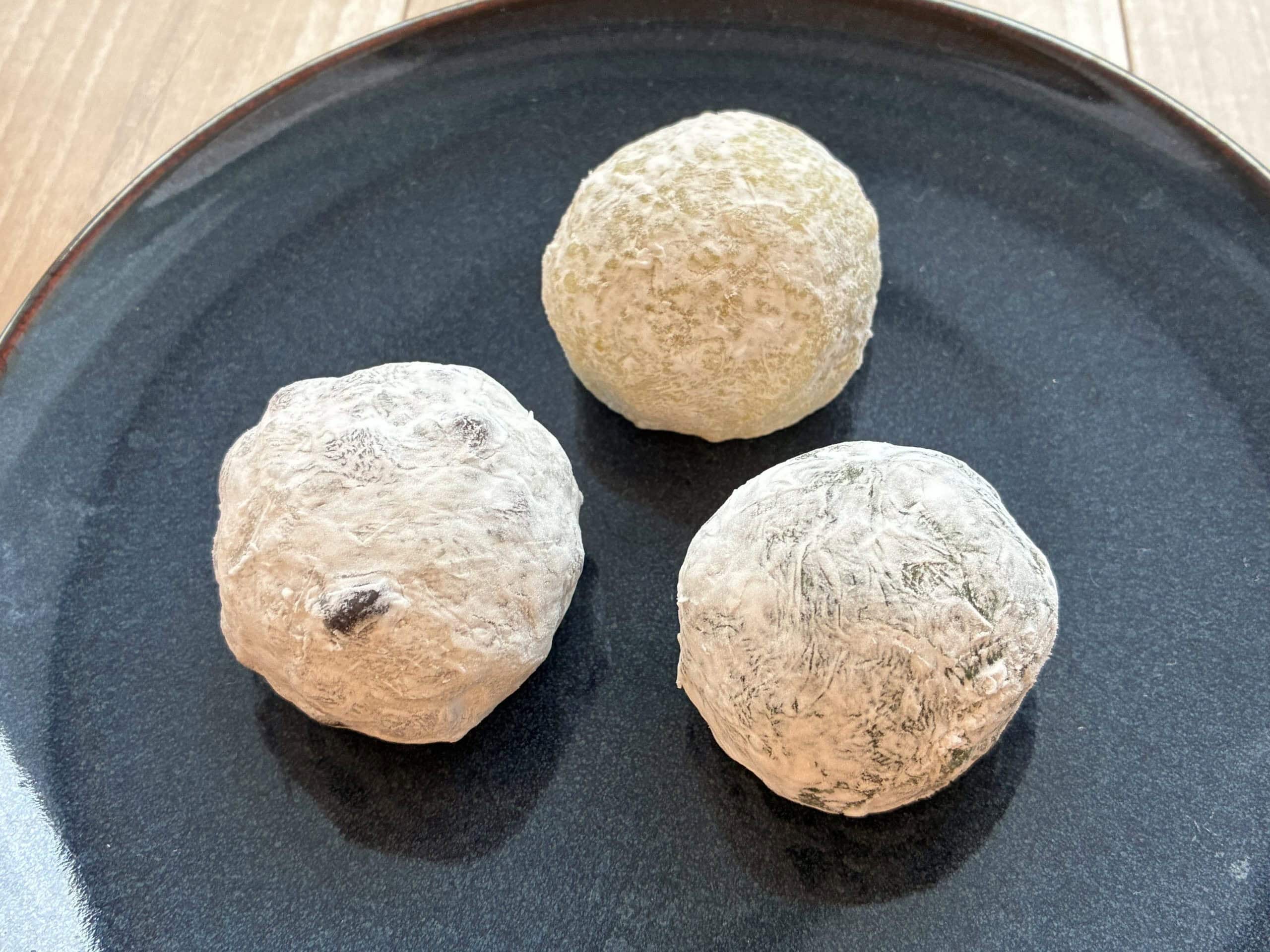 松島屋の大福3種。小ぶりながらずっしりとした重さ