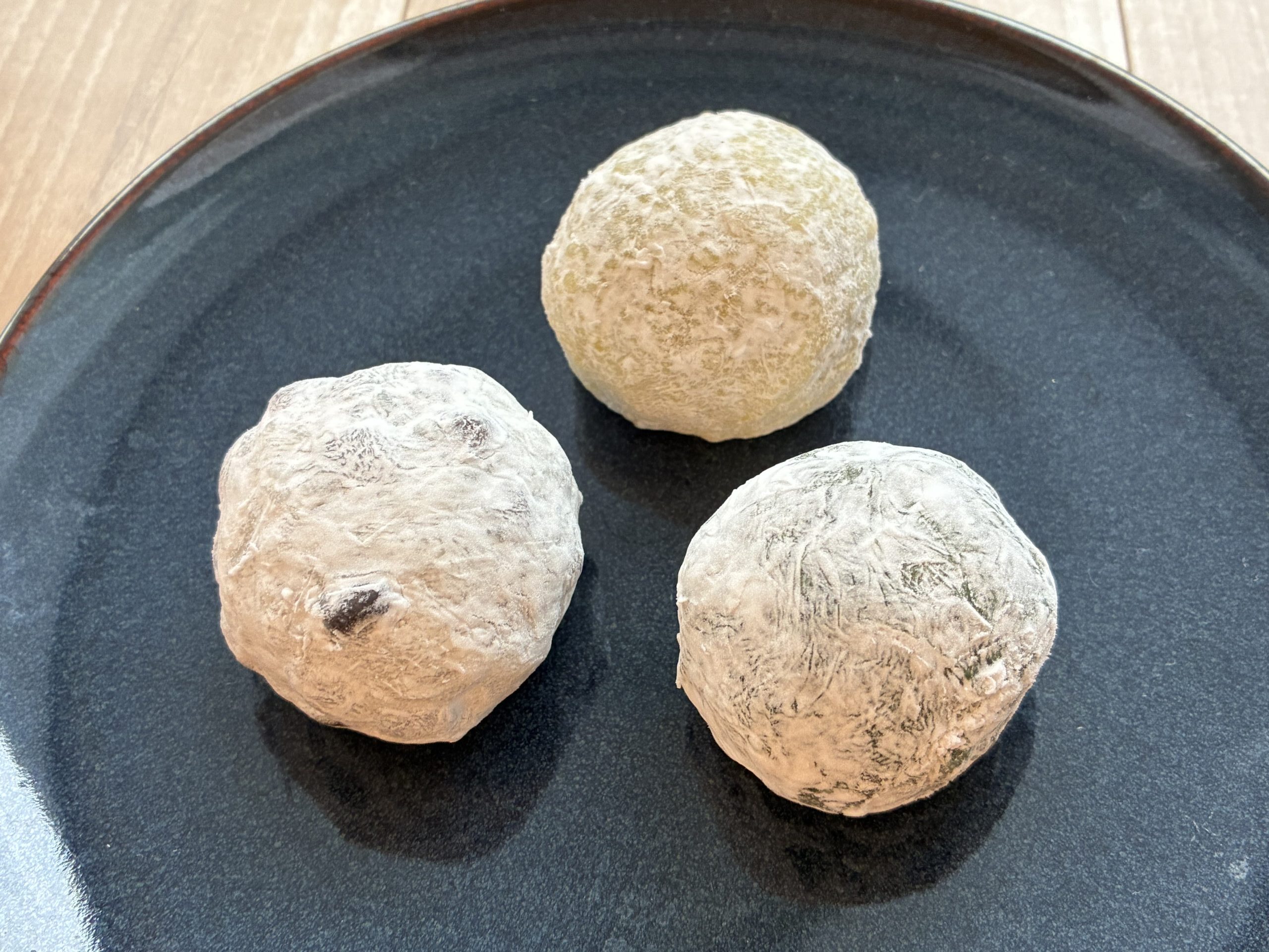 松島屋の大福3種。小ぶりながらずっしりとした重さ