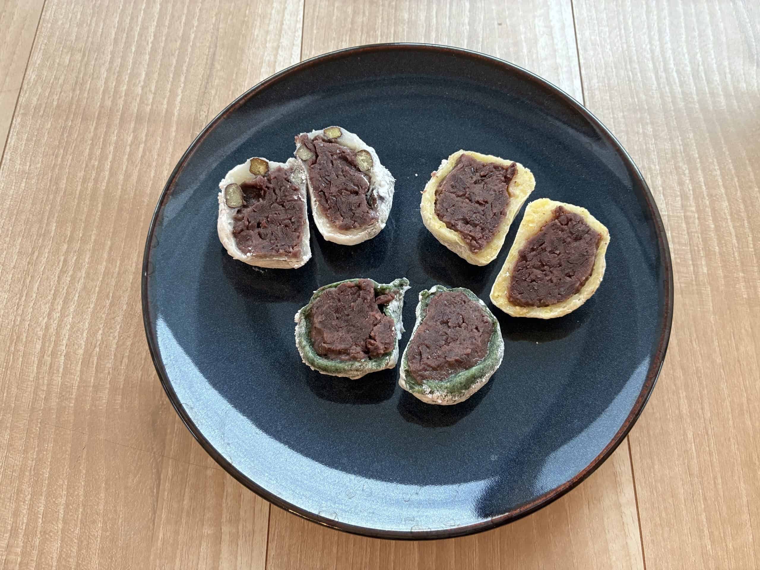 松島屋の大福3種の断面。あんこがぎっしり詰まっている