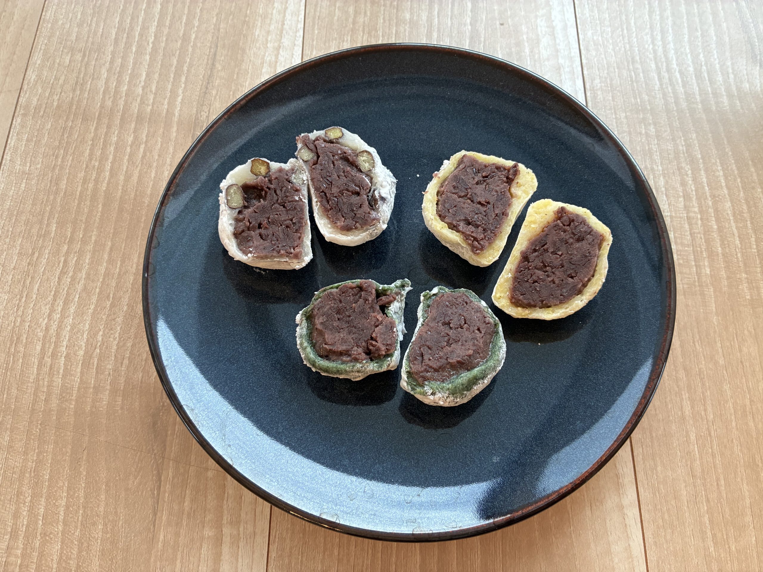 松島屋の大福3種の断面。あんこがぎっしり詰まっている