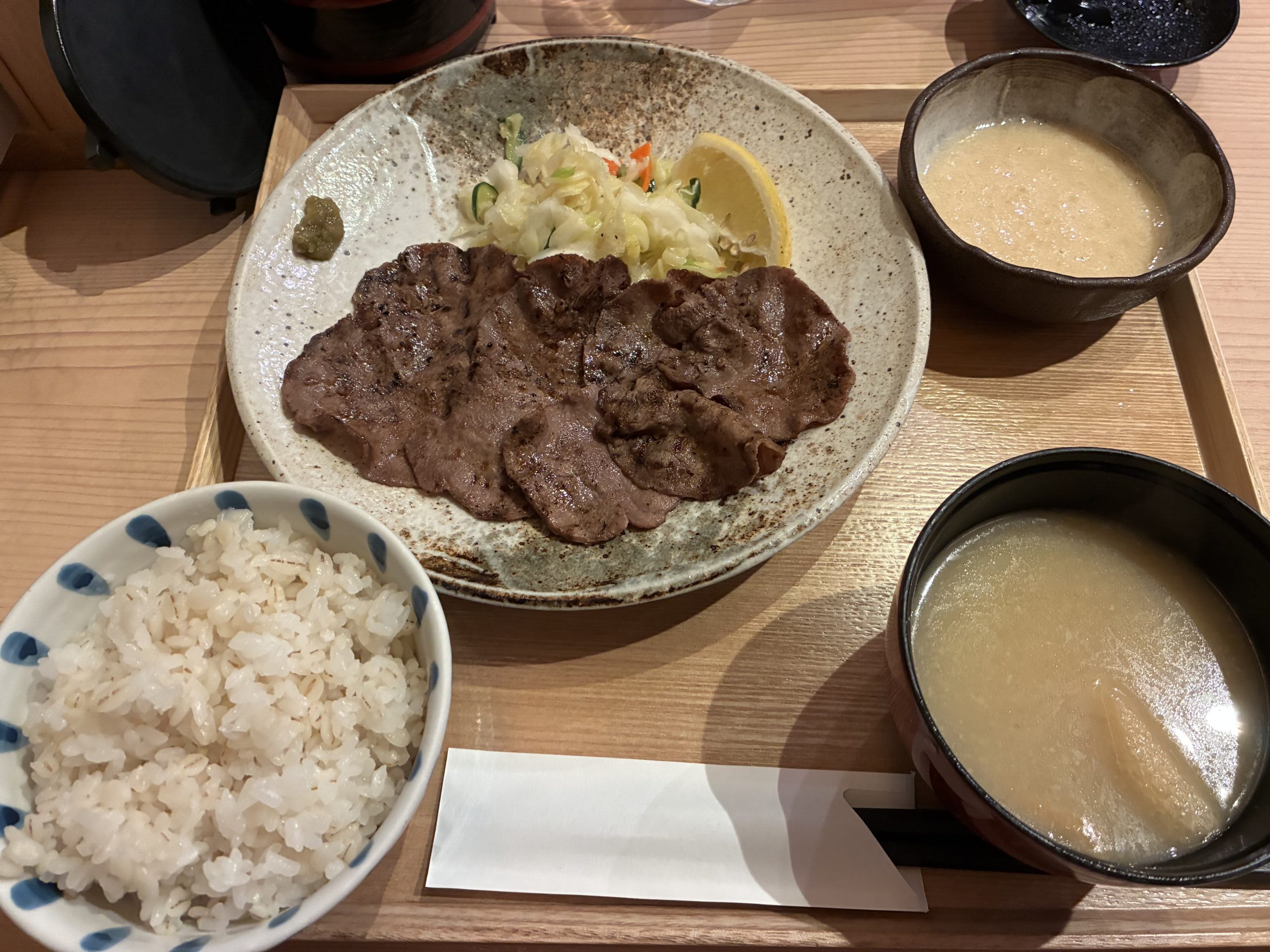 うまや有楽町のテーブルに常備された高菜の油炒め