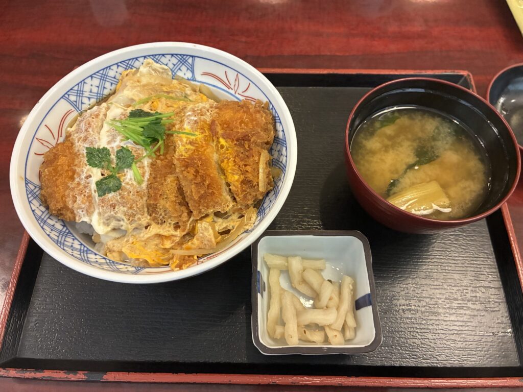 成田空港のレストランで食べたカツ丼と味噌汁