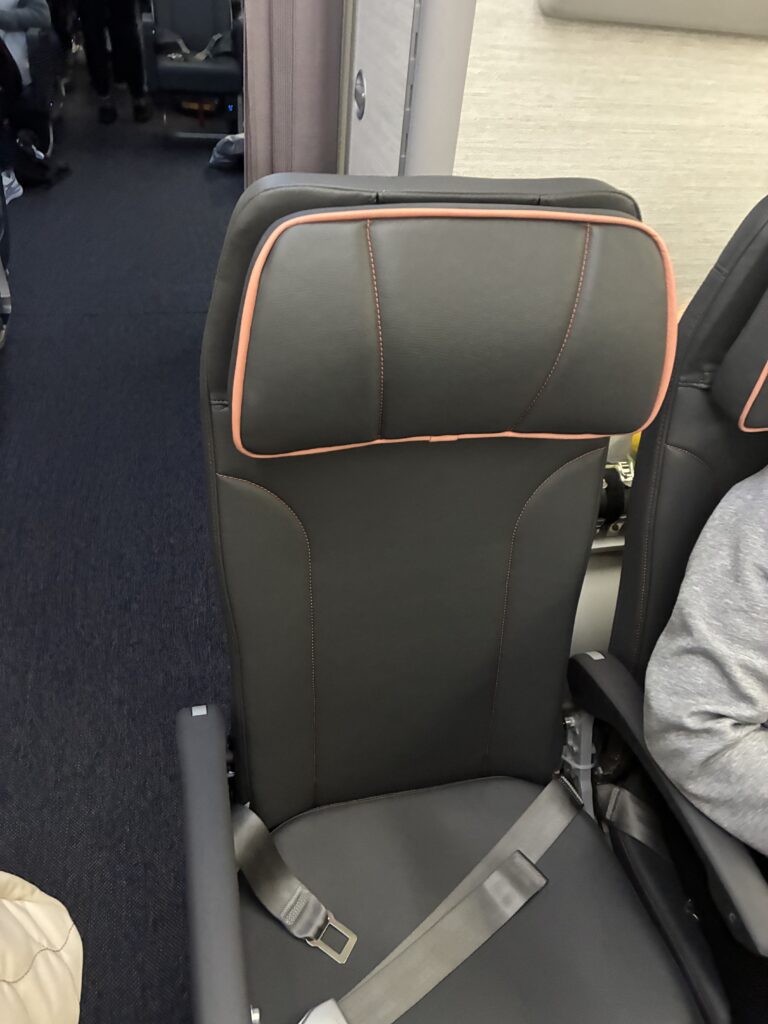 AirJapanのエコノミークラスシート。黒革にオレンジのステッチ