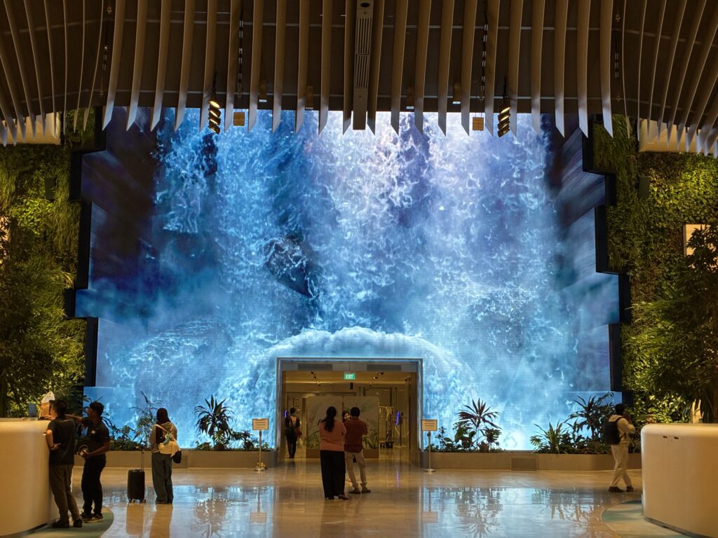 シンガポール・チャンギ空港ターミナル内の巨大な滝のインスタレーション