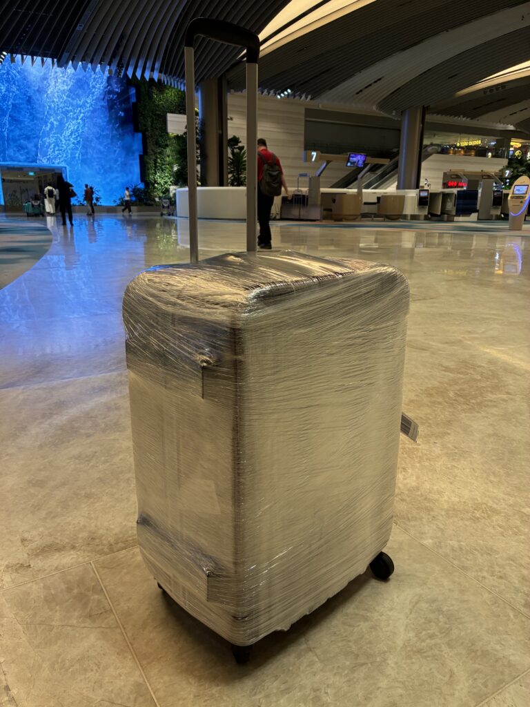 シンガポール空港でラッピングされたスーツケース