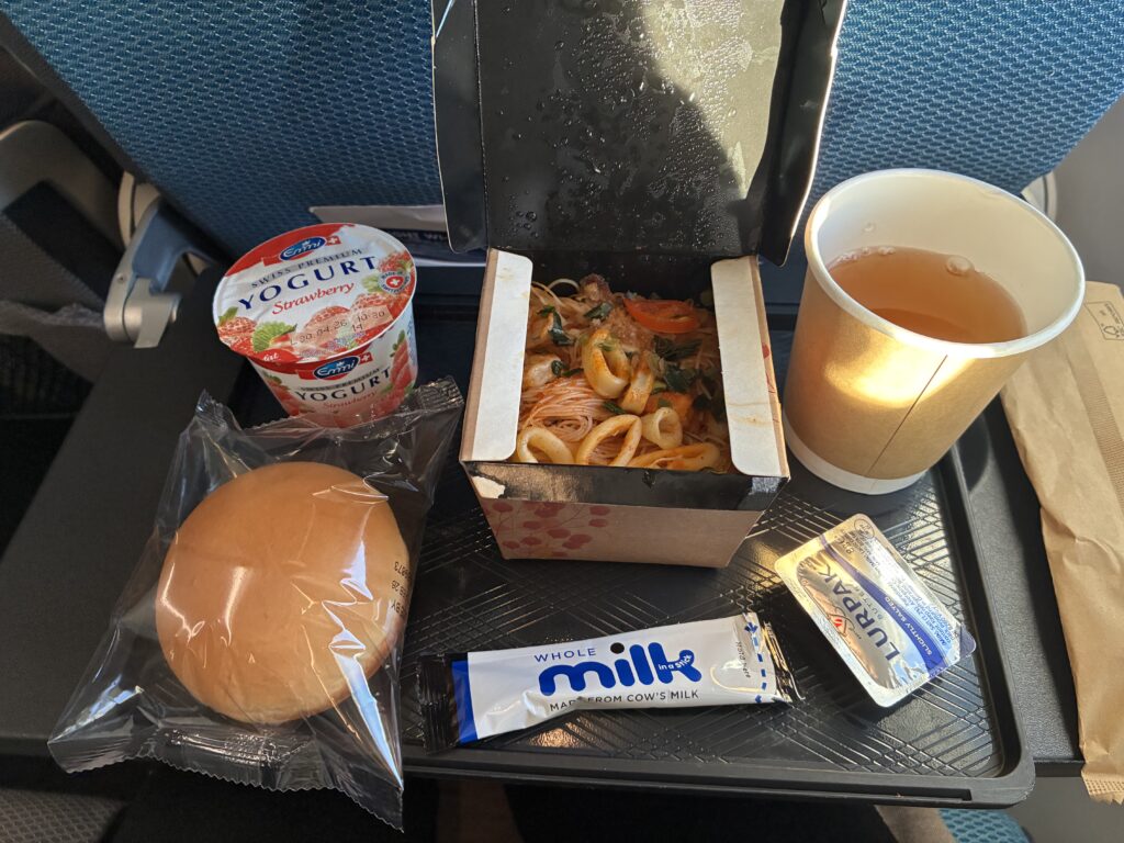 シンガポール航空の機内食。麺料理・パン・ヨーグルト