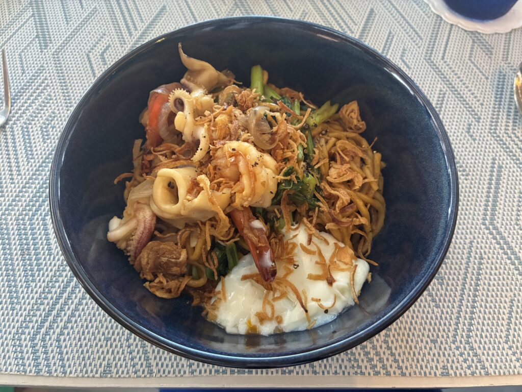 麺にシーフードをのせた一品