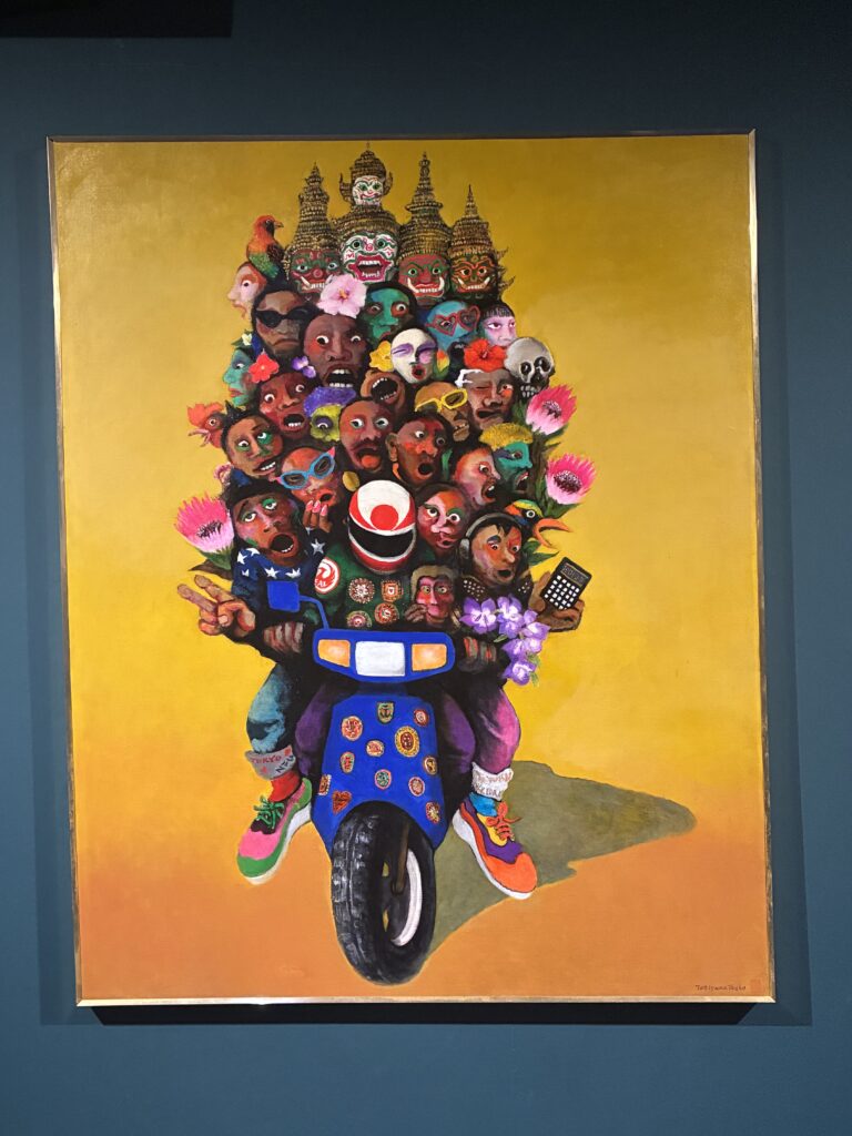 タイランド・ビエンナーレの絵画作品。カラフルな人々の顔が集まった構図