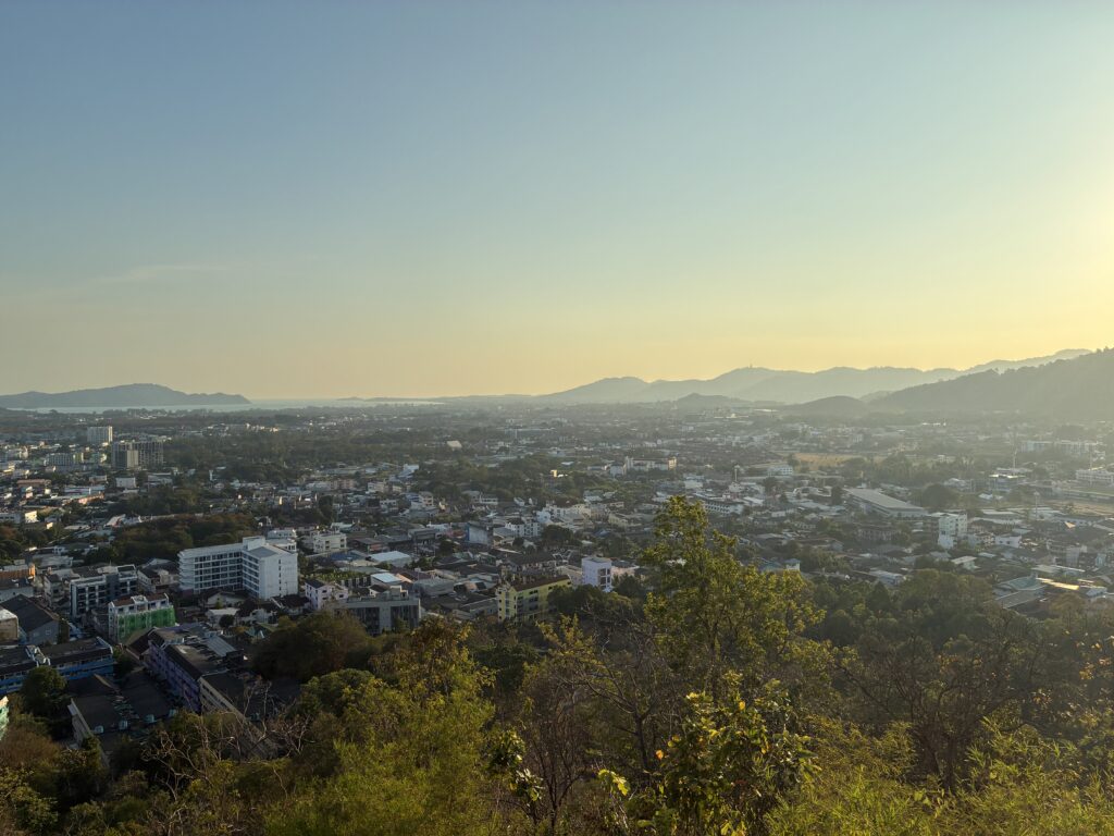 Khao Rang Viewpointからのプーケット市街地と山々の眺望