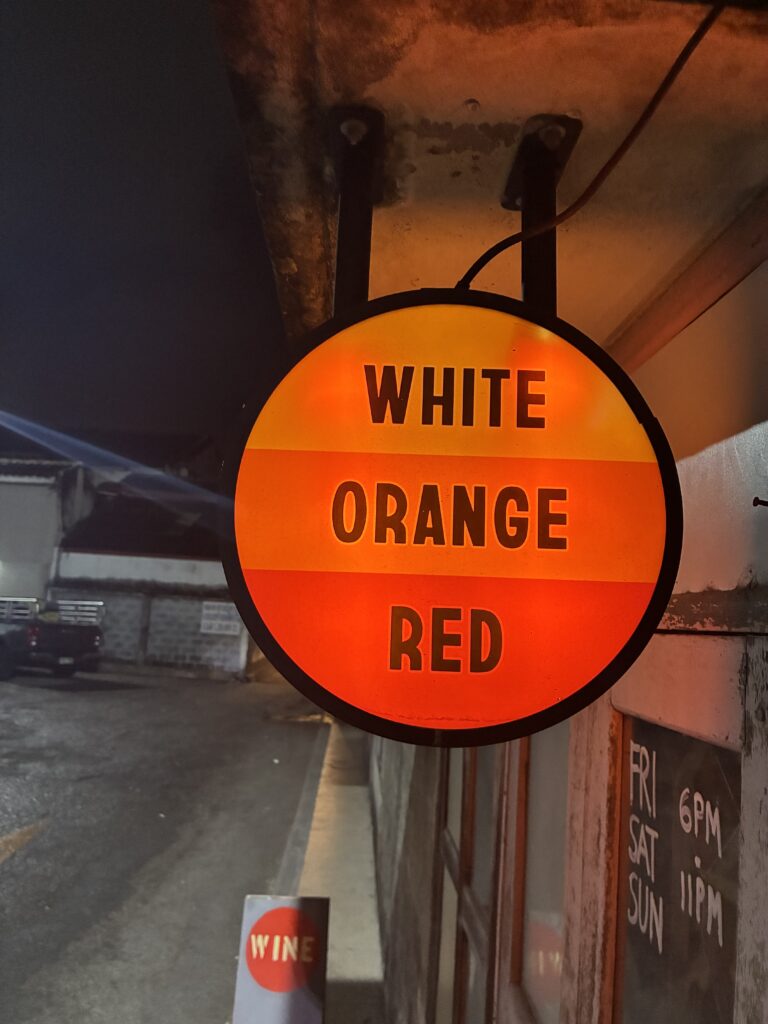 WHITE ORANGE REDワインバーの丸い橙色の看板