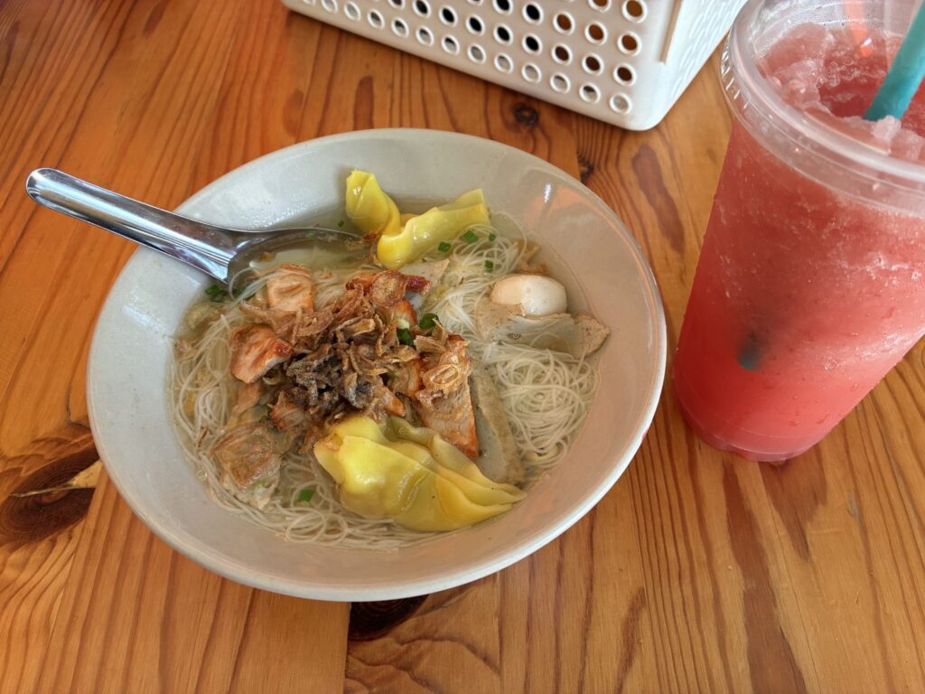 ワンタン入りのスープ麺とスイカのスムージー