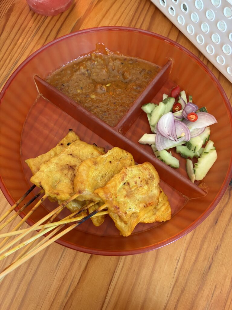 焼き串のサテーとピーナッツソース、キュウリとエシャロットの付け合わせ