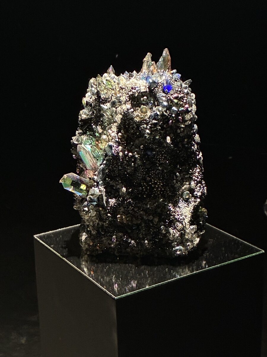 路上のガラクタで作られた宝石のような作品