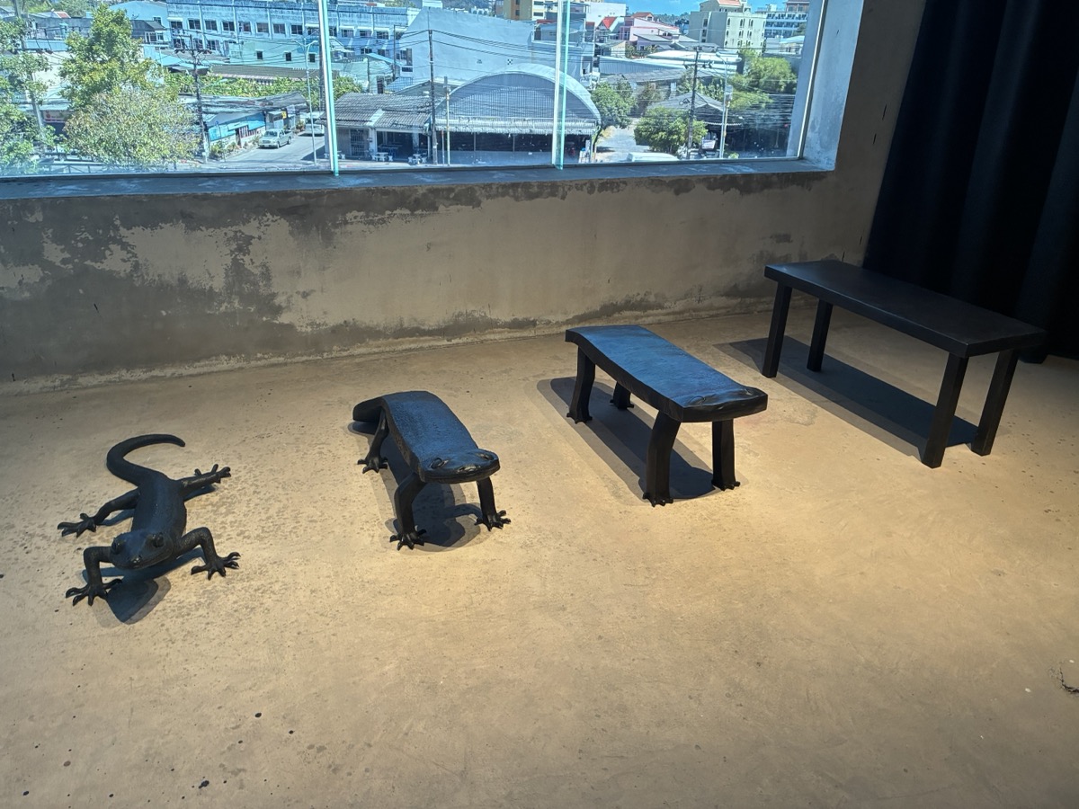 トカゲから家具へ形が変化するインスタレーション