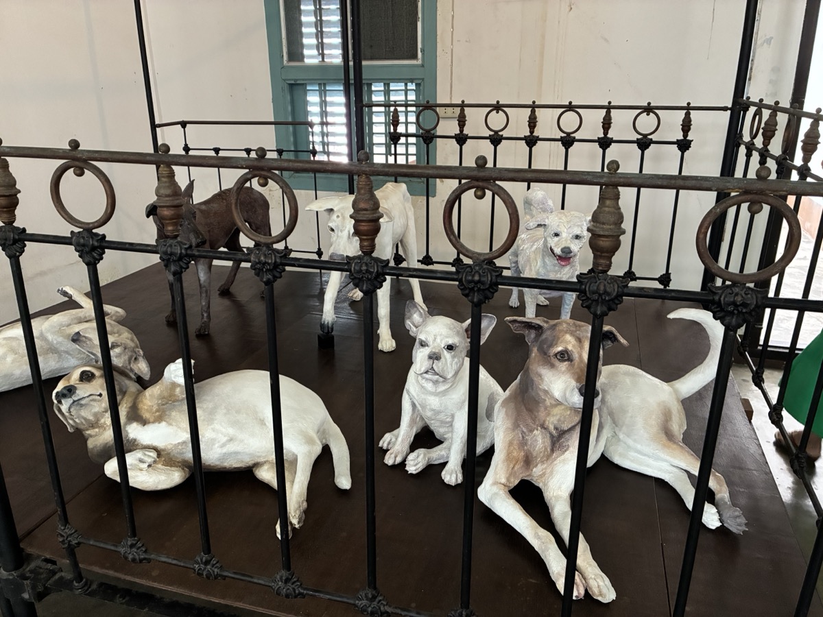 今にも動き出しそうなほどリアルな犬の彫刻作品