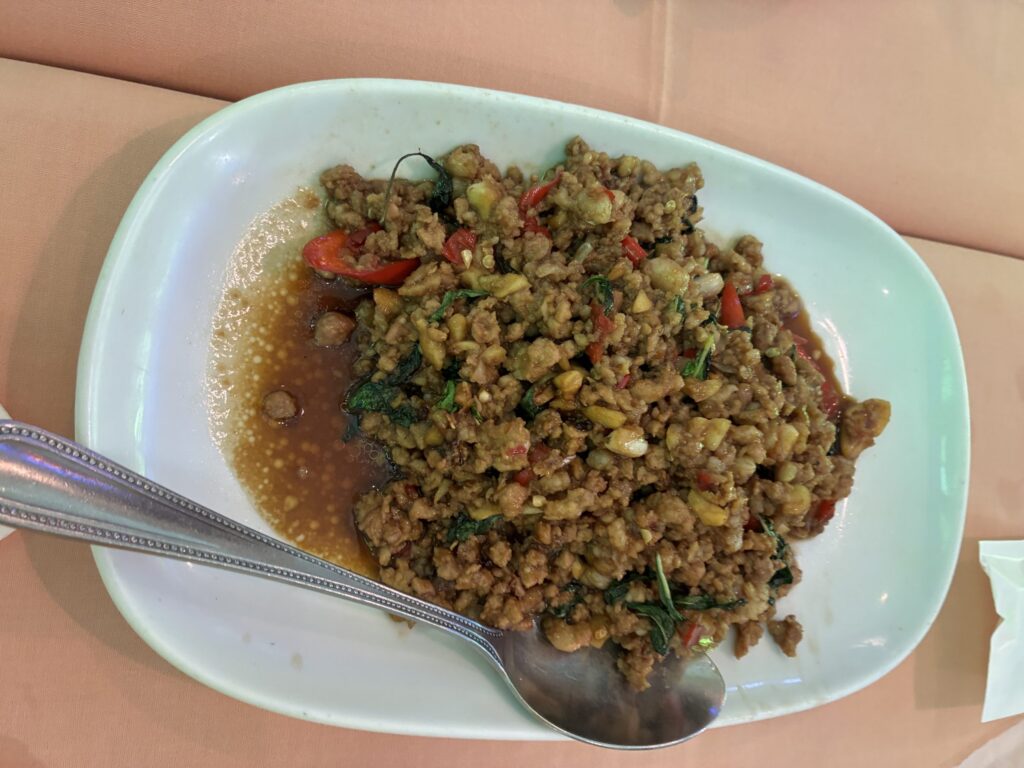 スパイスの効いたひき肉炒め。タイ料理の定番