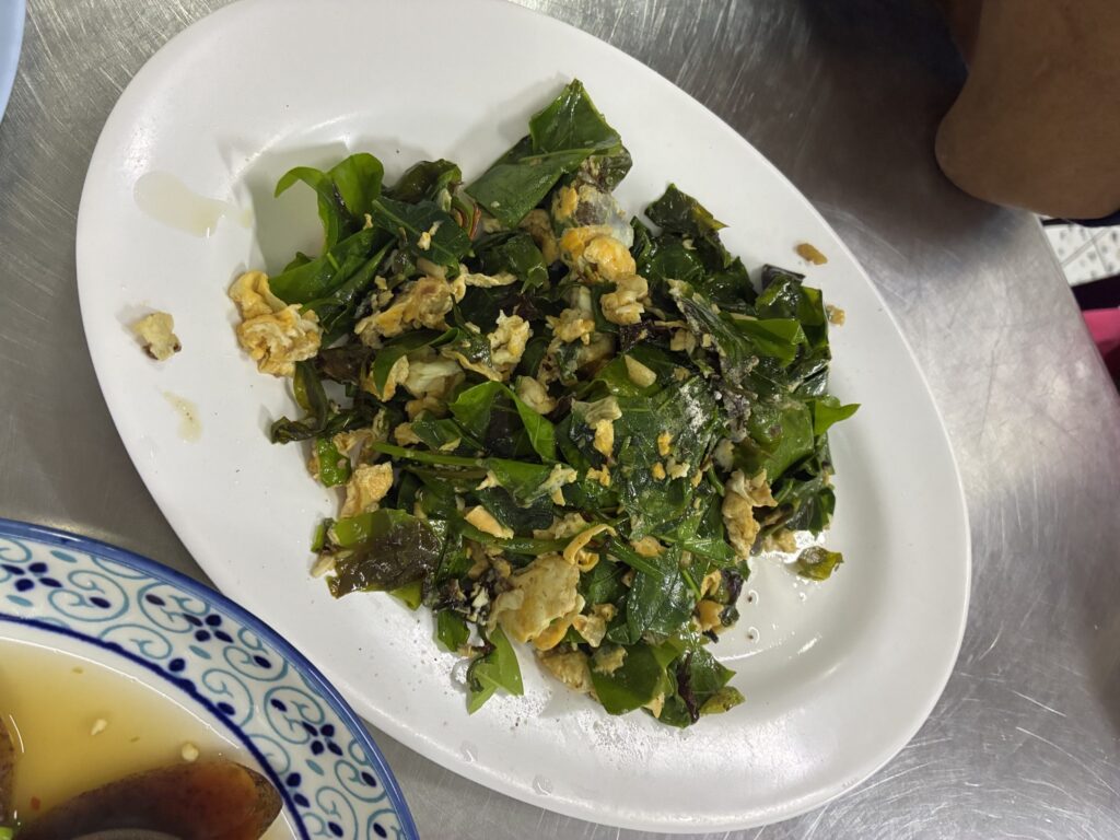 野菜と卵のさっぱり炒め。どれを頼んでも外れなし