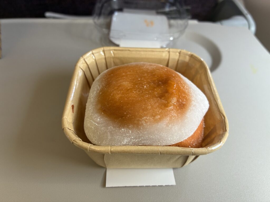 プーケット→バンコク便の機内食（タイミルクティーモチパン）