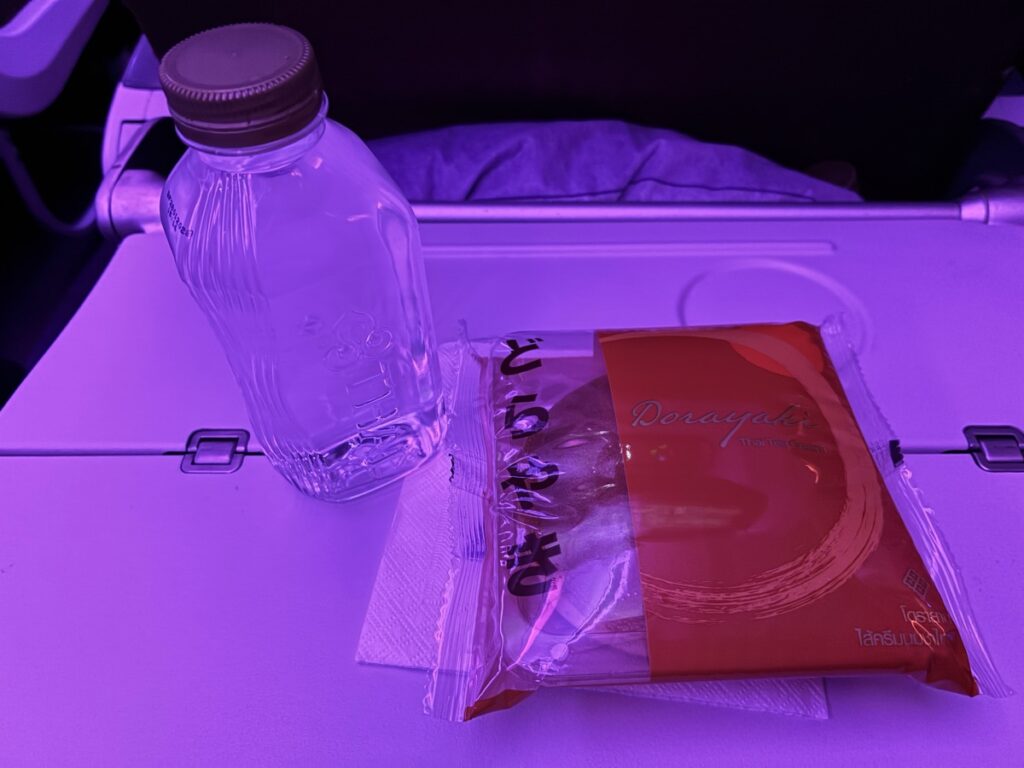 機内おやつのどら焼き