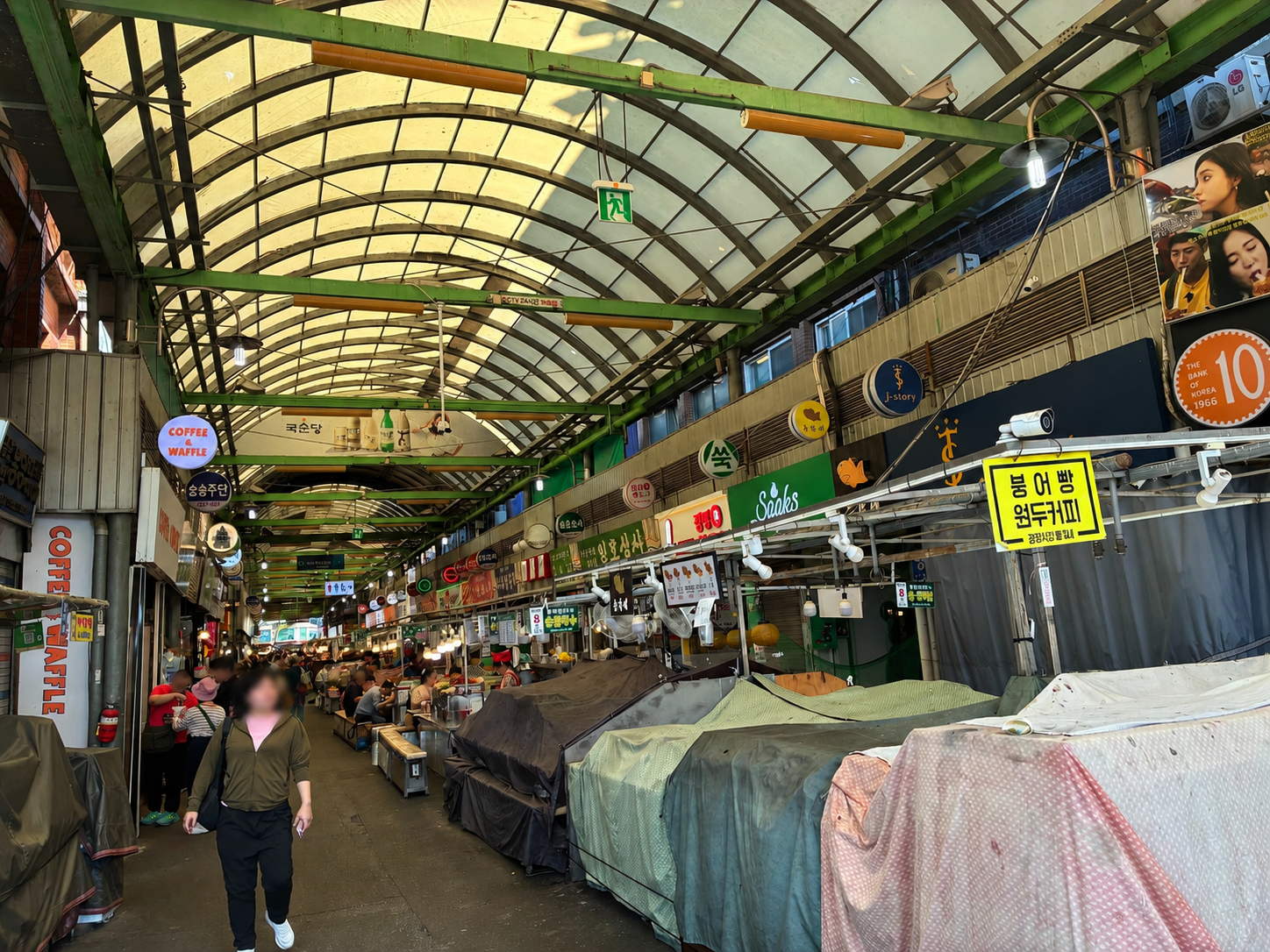ほとんどのお店が閉まっている乙支路市場の内部