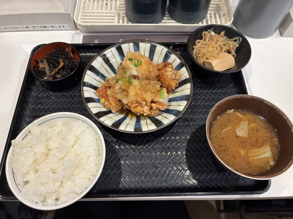 おこめとおかず銀座本店の唐揚げ定食。大根おろしをのせた唐揚げ、ご飯、味噌汁、小鉢のトレー