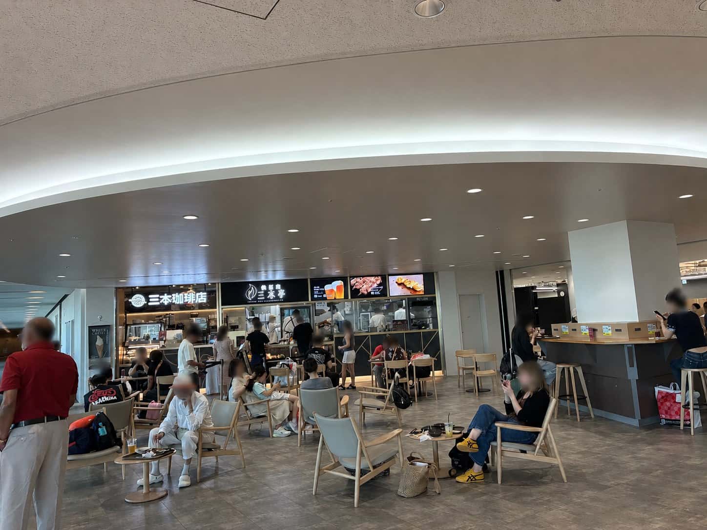 出国審査後のカフェ