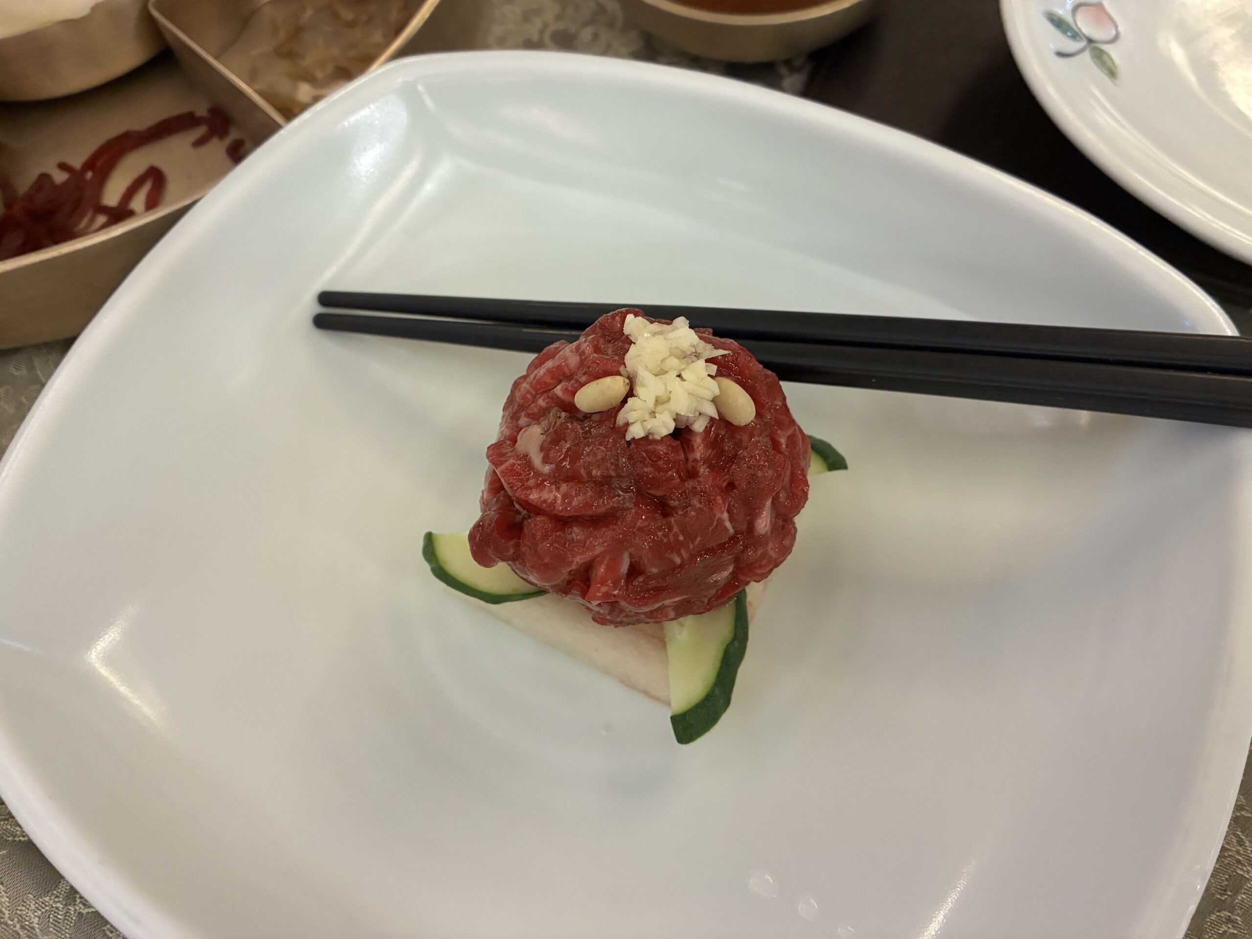 りんごを添えたユッケ