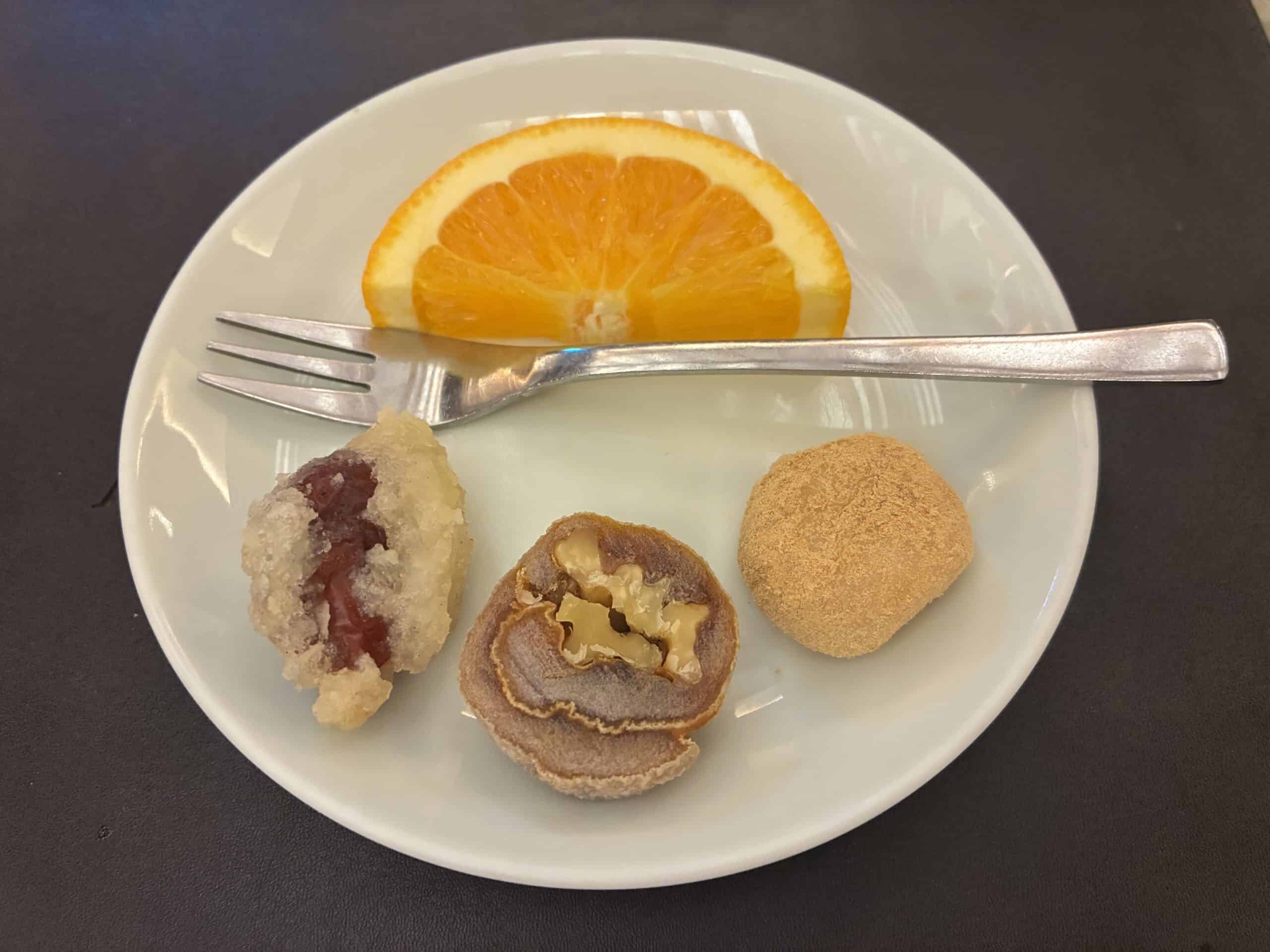 ナツメの揚げ物やフルーツのデザート