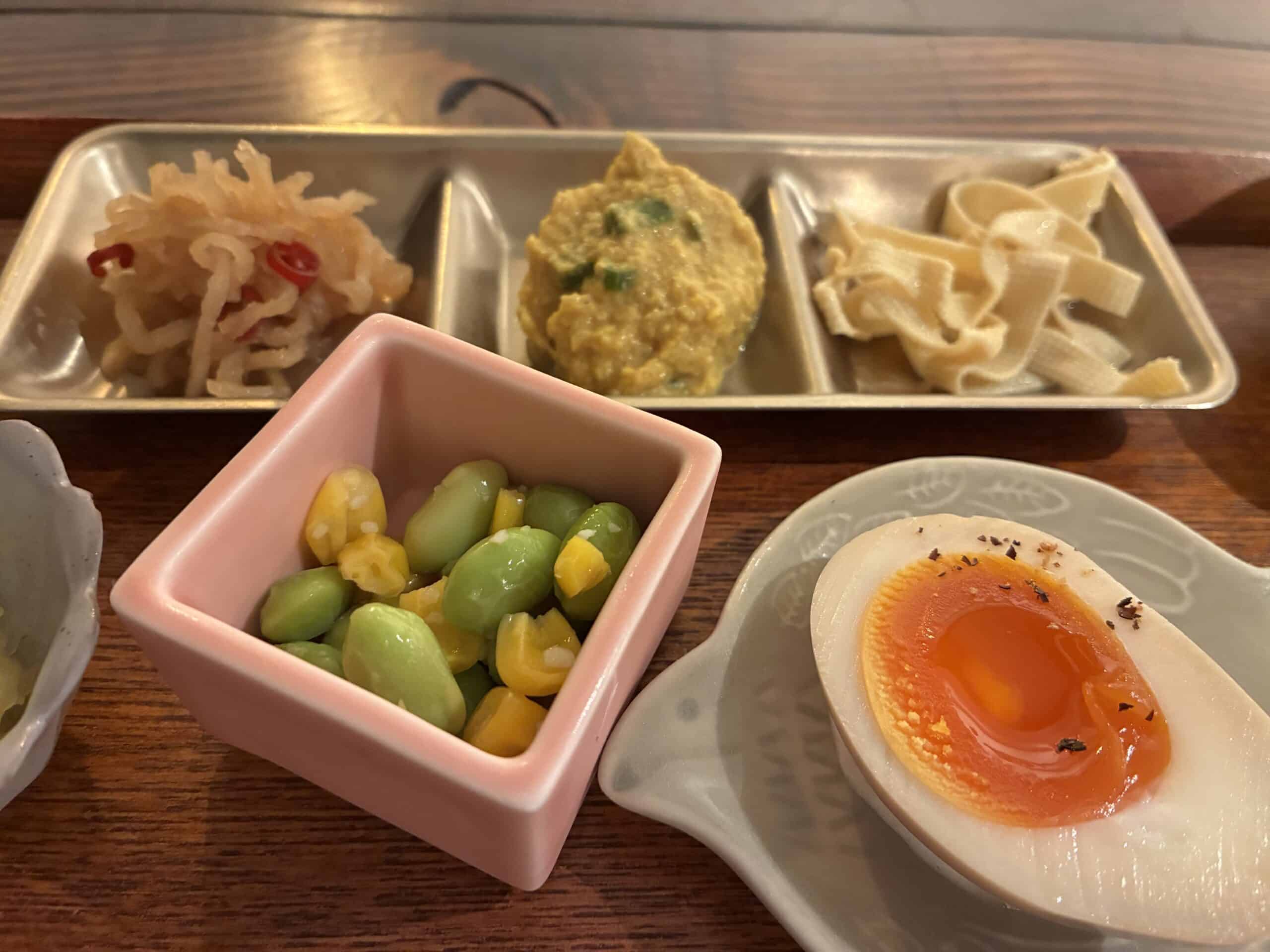 少しずつ盛られた色とりどりのおかず