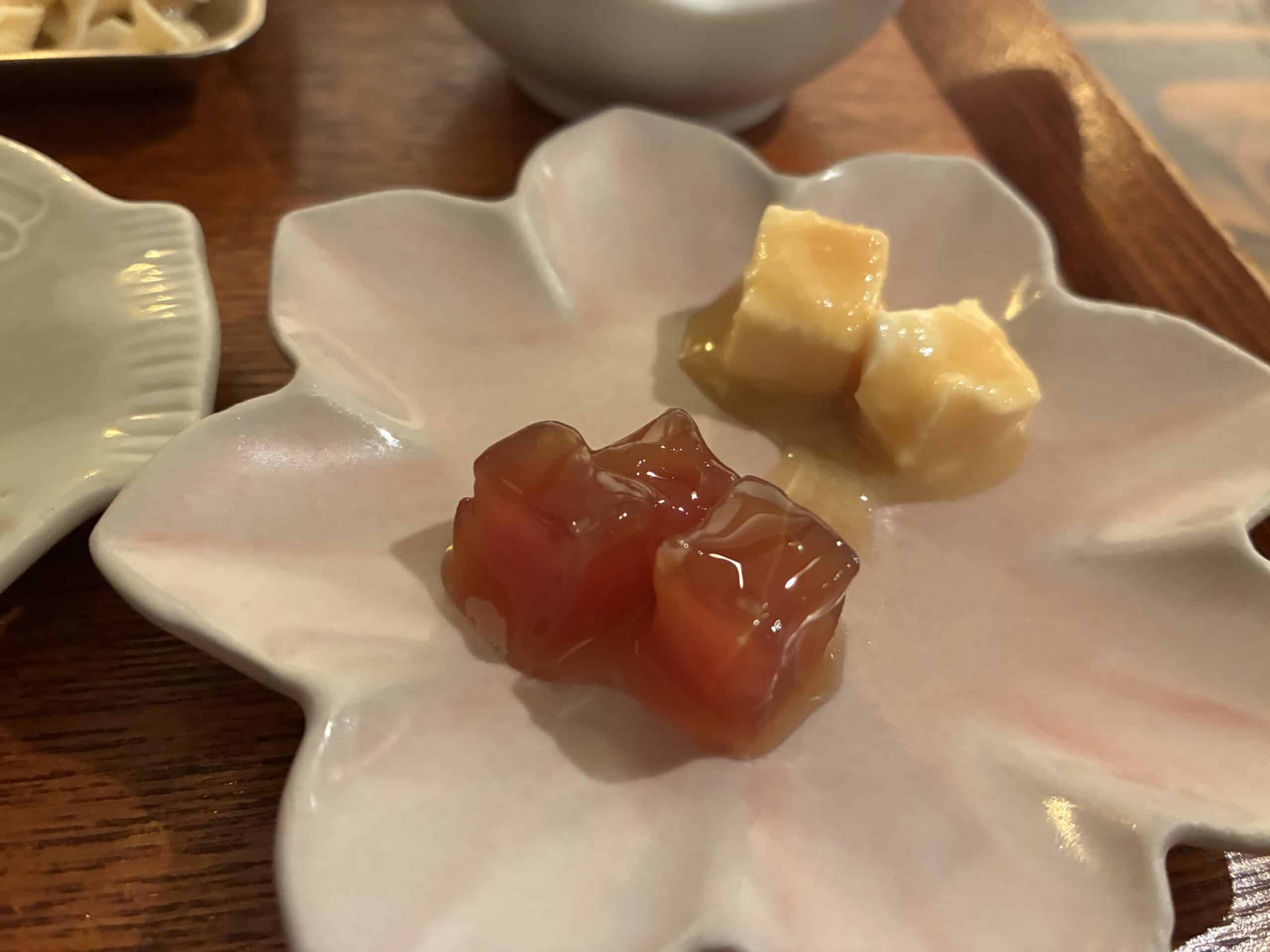 サイコロ状のチーズと漬けまぐろ、白い小鉢のお豆腐